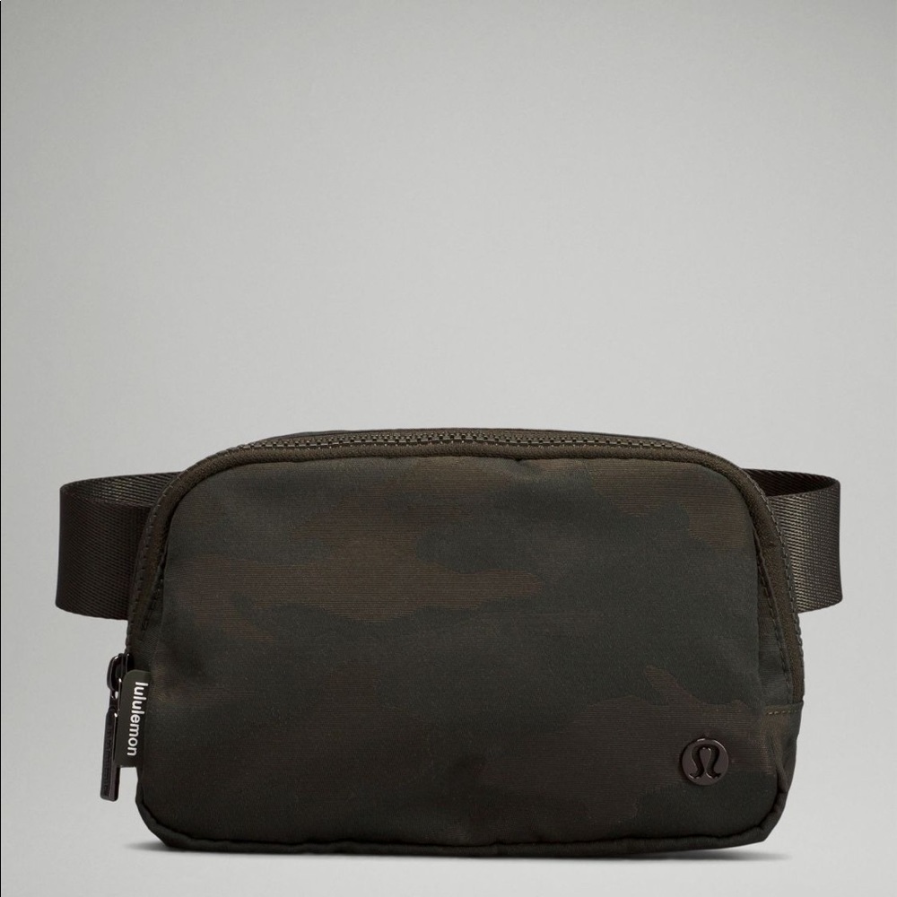 Lululemon Everywhere belt bag